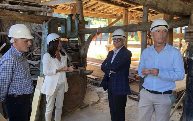 Visita de los responsables de la Demarcaci&oacute;n de Costas este verano al astillero Mendieta.