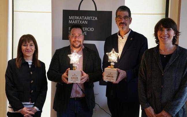 La directora de la Federacion Mercantil, Maite Valmaseda; el presidente de la Asociación de Comercios y Servicios de Gros, Ángel Navarro; el alcalde, Eneko Goia; y la dinamizadora de la asociación, Sarai del Barrio, con las nuevas bom