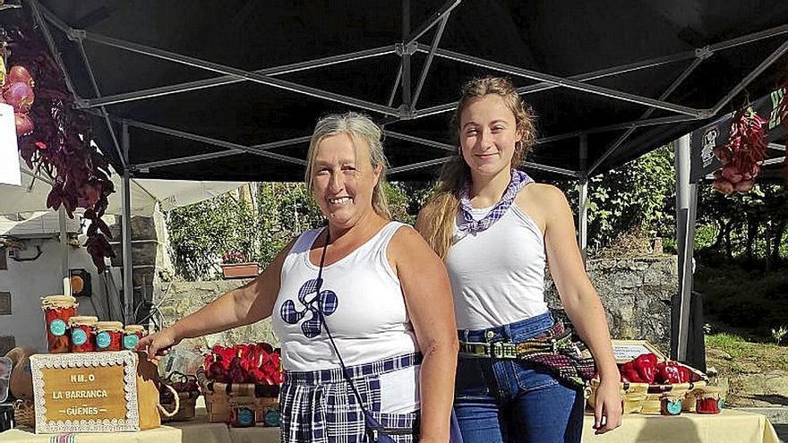 Edurne Asensio, a la izquierda, cultiva en Sodupe.