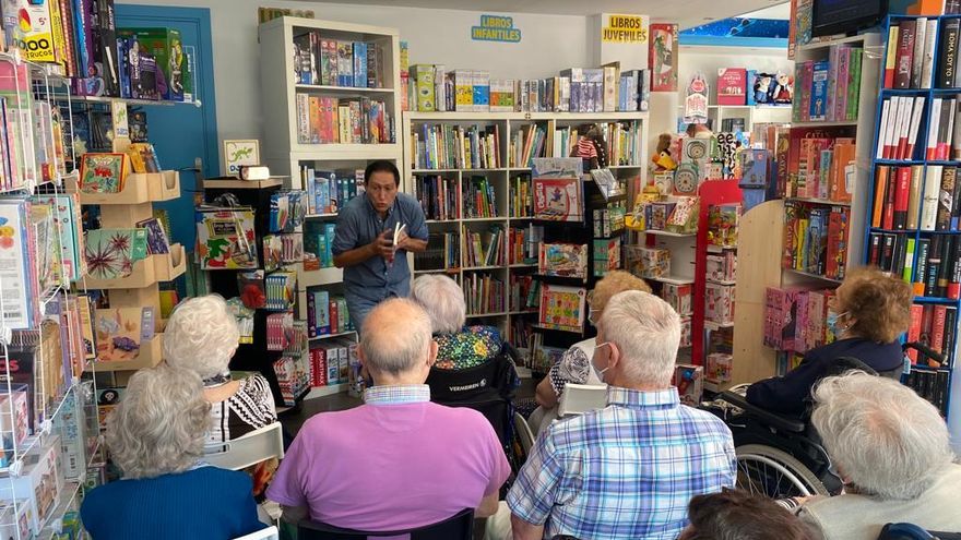 Los mayores de Albertia, en la librería Astrolibros con Carlos, cuando se juntan una vez al mes