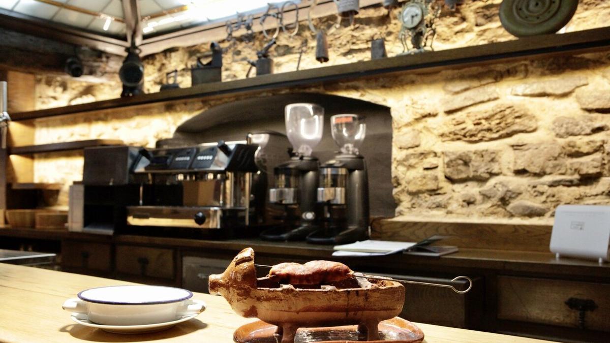 Miles de vitorianos han probado el exitoso chorizo al infierno asado en el popular cerdito de barro del bar Al Tulipán de Oro del Casco Viejo