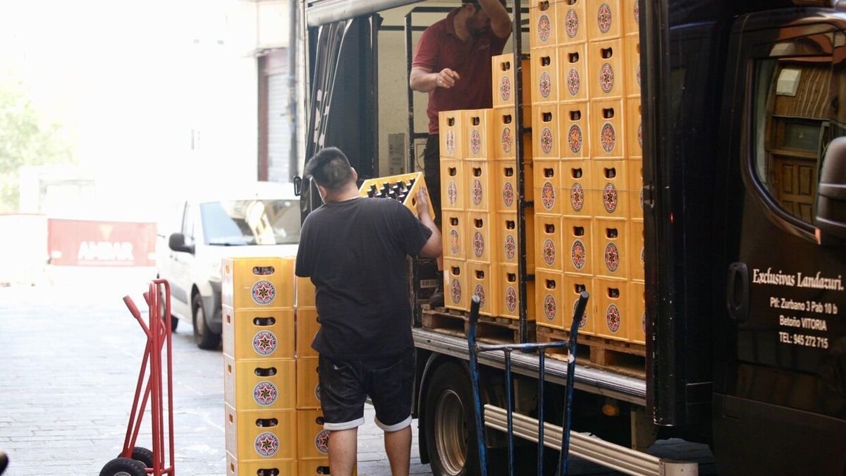 Un camión de reparto en plena labor de descarga