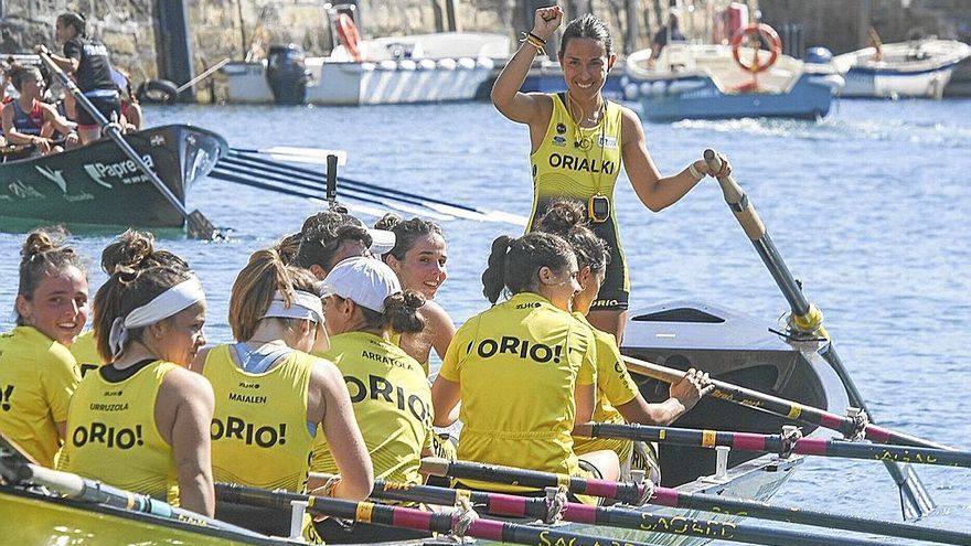 La tripulación de Orio muestra su satisfacción este pasado domingo, a su regreso al muelle donostiarra.