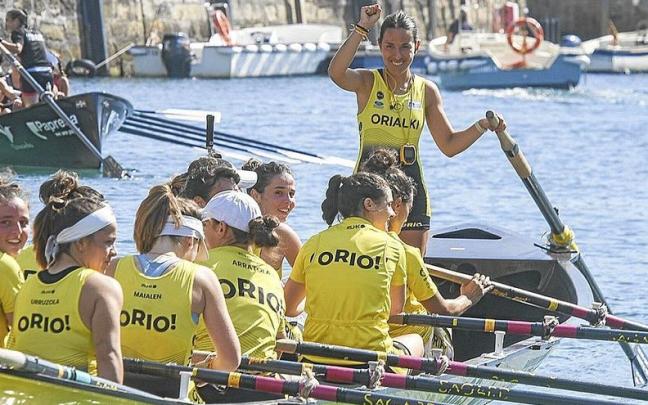 La tripulaci&oacute;n de Orio muestra su satisfacci&oacute;n este pasado domingo, a su regreso al muelle donostiarra.