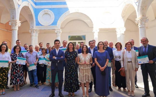 Foto de familia tras la entrega de los premios. Foto de familia tras la entrega de los premios.