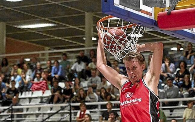 Kristensen haciendo un mate. | FOTO: IÑAKI PORTO