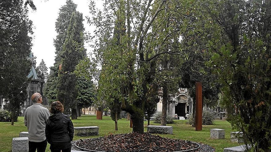 Un hombre y una mujer, en el cementerio de Bilbao.