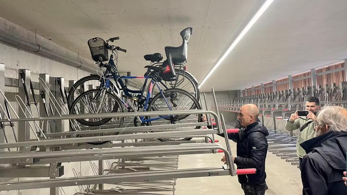 Interior del recién estrenado estacionamiento de bicicletas, que permite guardarlas a dos alturas.