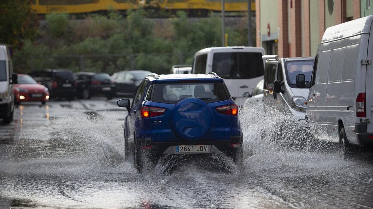 Un coche pasa sobre una gran balsa de agua