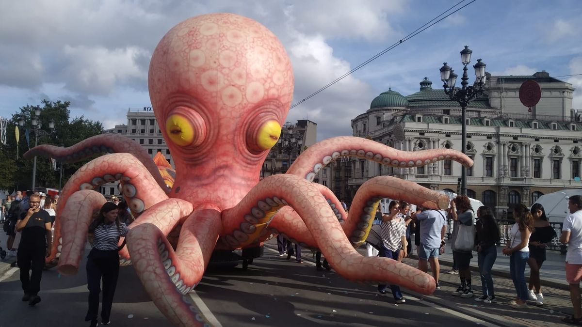 Desfile de la ballena cruzando el puente de El Arenal