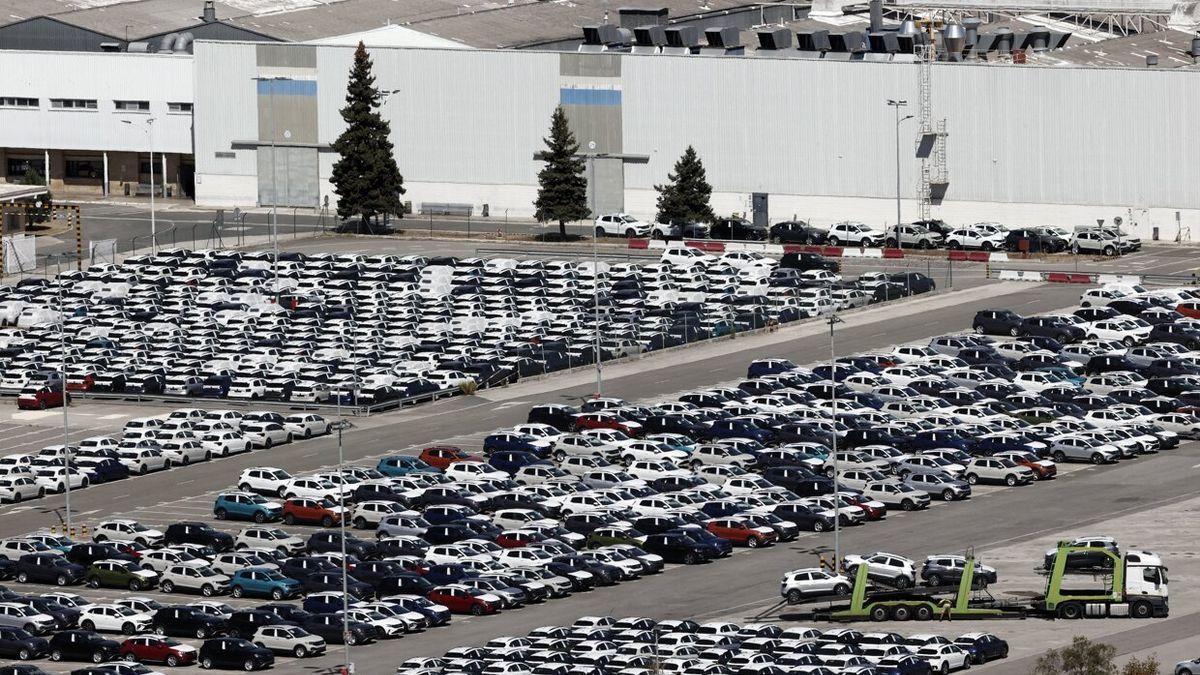 Campa de VW, con coches incompletos.