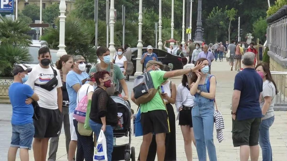 Un grupo de visitantes con su guía