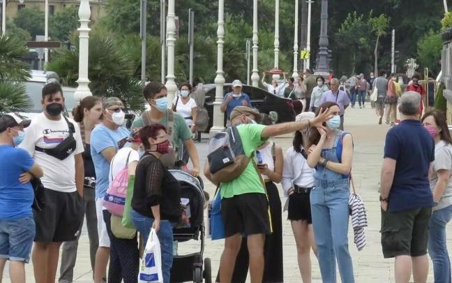 Un grupo de visitantes con su gu&iacute;a