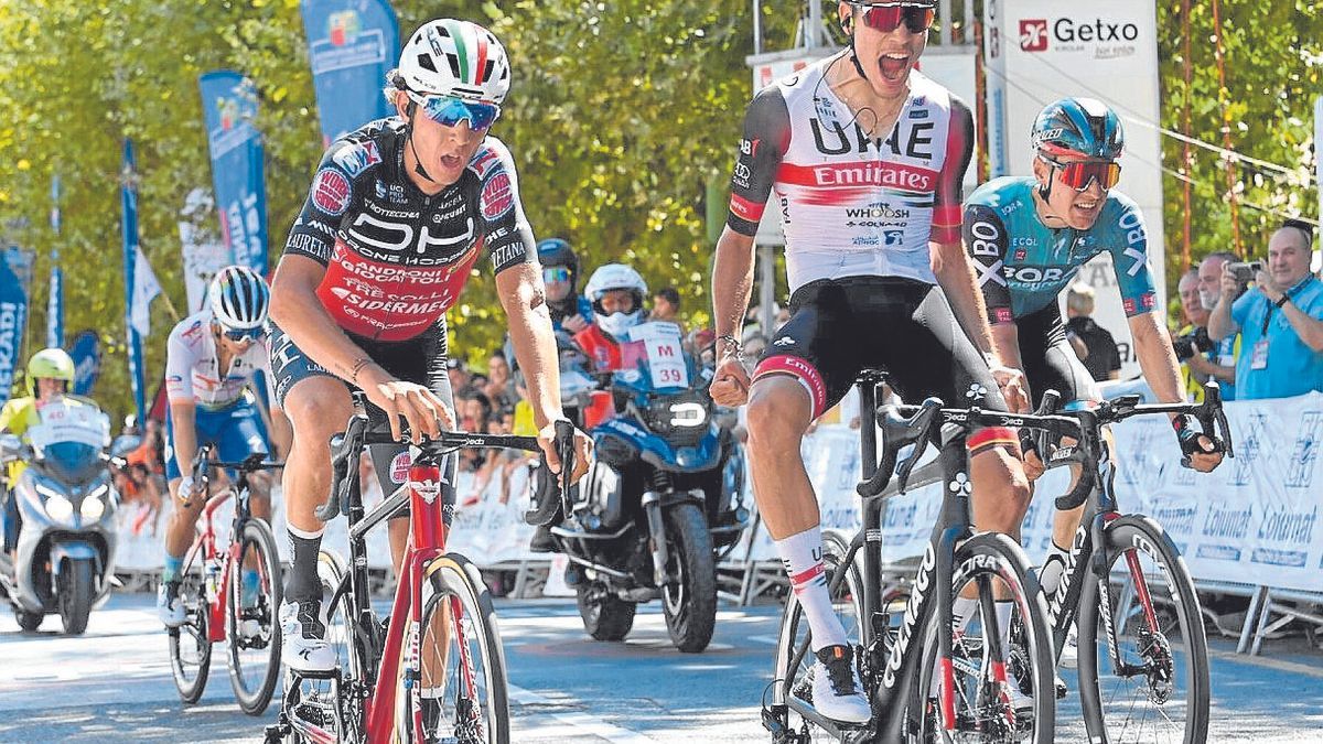 Ayuso celebra su victoria al esprint en Getxo tras superar a Piccolo y Kelderman. | FOTO: OSKAR GONZÁLEZ