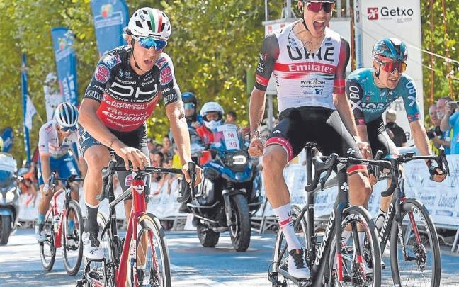 Ayuso celebra su victoria al esprint en Getxo tras superar a Piccolo y Kelderman. | FOTO: OSKAR GONZÁLEZ