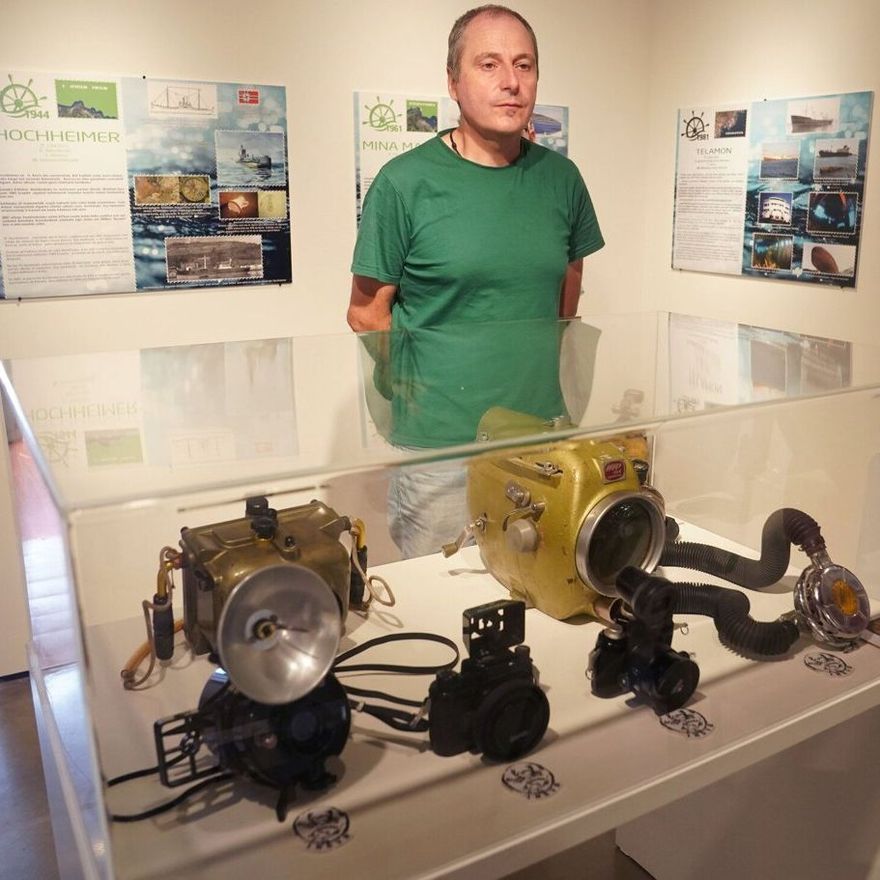 Xabier Alberdi, director del Museo Marítimo Vasco, en la exposición