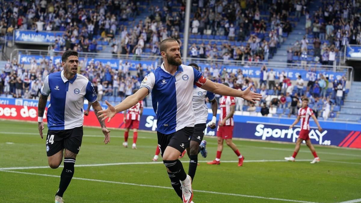 Laguardia celebra uno de sus goles con el Alavés.