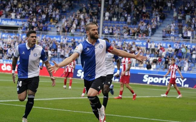 Laguardia celebra uno de sus goles con el Alavés. Laguardia celebra uno de sus goles con el Alavés.