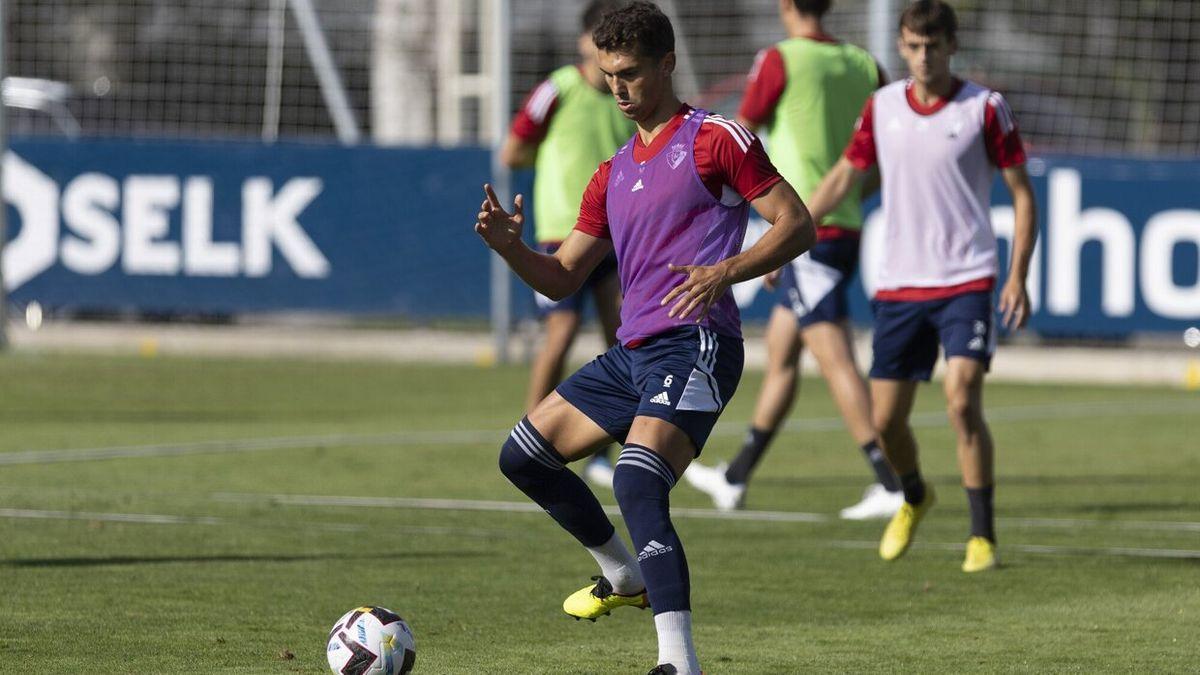 Lucas Torró, tocando balón en Tajonar.