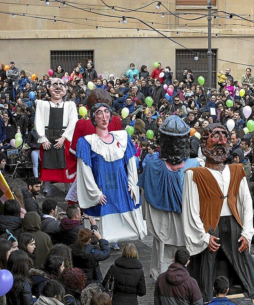 Gigantes txikis de Aldezar por las calles del Casco Viejo.