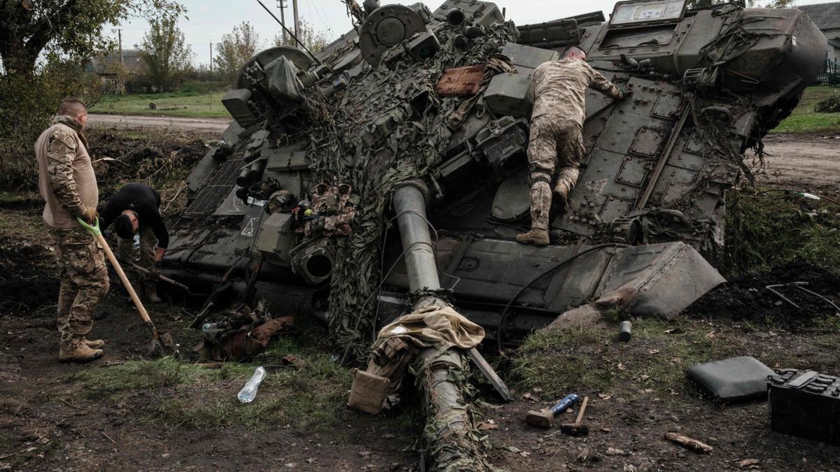 Soldados ucranianos inspeccionan un tanque ruso abandonado cerca de Járkov.