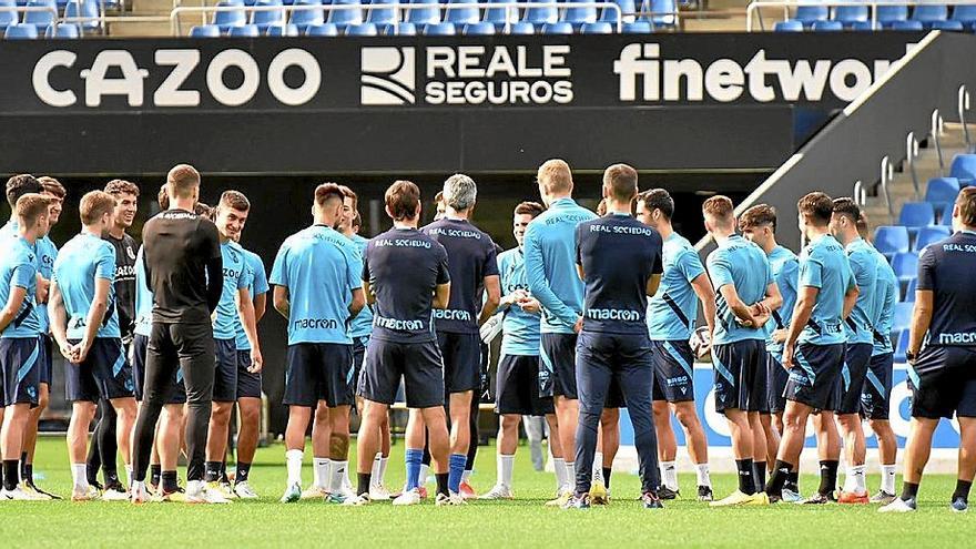 Imanol Alguacil charla con sus jugadores durante el entrenamiento de ayer en Zubieta.