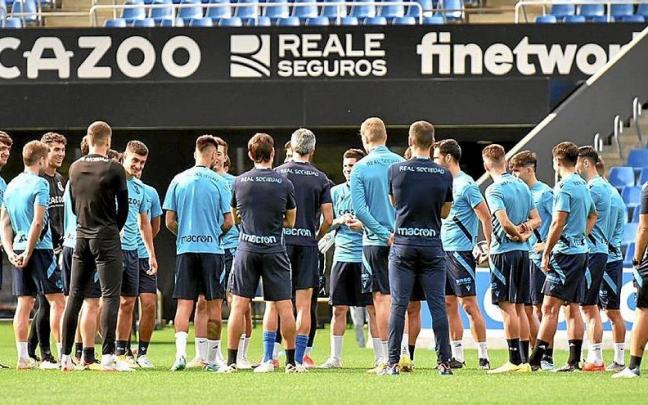 Imanol Alguacil charla con sus jugadores durante el entrenamiento de ayer en Zubieta. Imanol Alguacil charla con sus jugadores durante el entrenamiento de ayer en Zubieta.