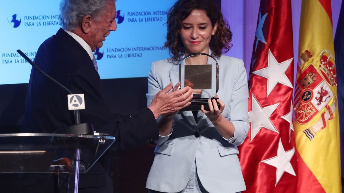 Mario Vargas Llosa entrega el Premio a la Libertad a Isabel Díaz Ayuso.