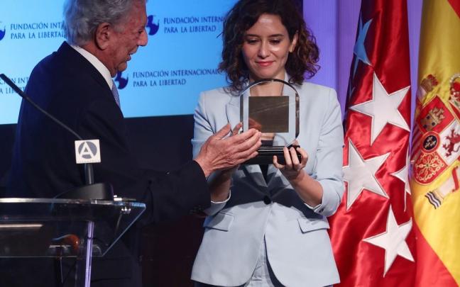 Mario Vargas Llosa entrega el Premio a la Libertad a Isabel D&iacute;az Ayuso.