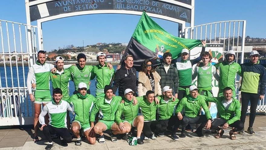 La tripulación de Hondarribia, con la bandera del Memorial Julián Enrique.