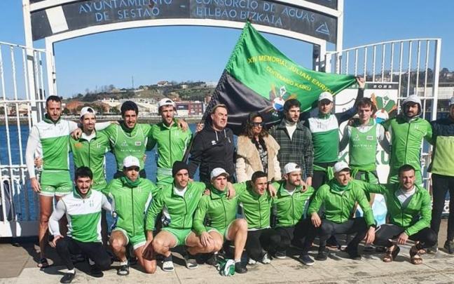 La tripulación de Hondarribia, con la bandera del Memorial Julián Enrique.