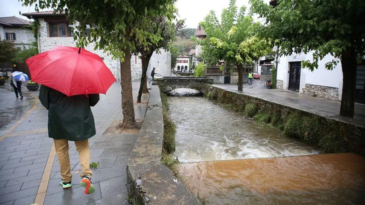 Un hombre se protege de la lluvia en Lesaka