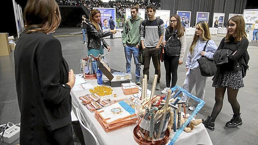 Estudiantes, en el último Encuentro de Empleo de la UPNA. | FOTO: I. PORTO