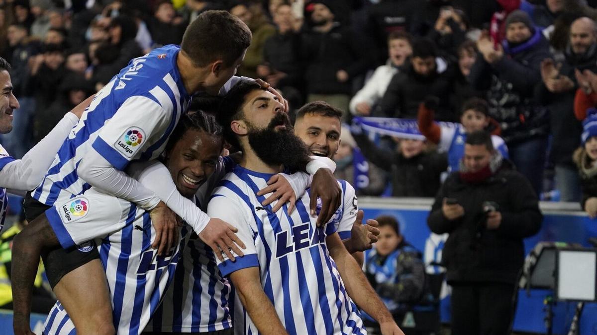 Villalibre celebra aliviado su doblete en el estreno con la elástica albiazul