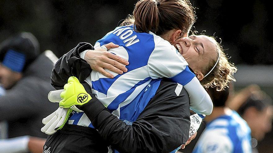 Patricia Larqué y Cristina Auñón se abrazan de forma efusiva tras el triunfo del pasado sábado ante el Valencia. Foto: Alavés