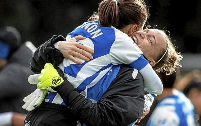 Patricia Larqué y Cristina Auñón se abrazan de forma efusiva tras el triunfo del pasado sábado ante el Valencia. Foto: Alavés