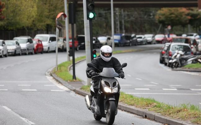Zona del paseo de Errondo, donde desaparecerá un carril para habilitar un nuevo estacionamiento junto a la mediana.
