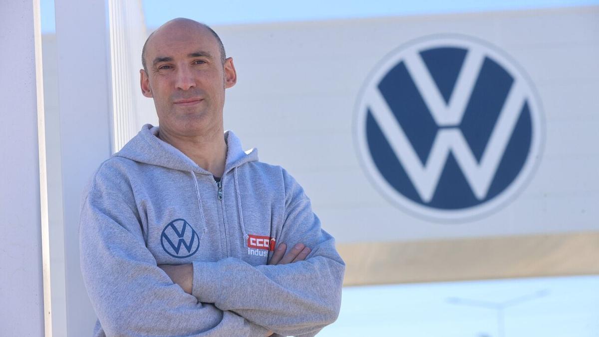 Carlos Zalduendo, en la entrada principal de VW Navarra.