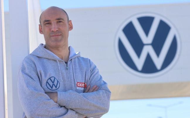 Carlos Zalduendo, en la entrada principal de VW Navarra.