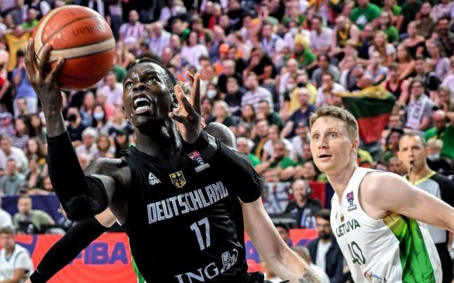 Dennis Schroeder (i), de Alemania, en una acción durante el partido. Dennis Schroeder (i), de Alemania, en una acción durante el partido.