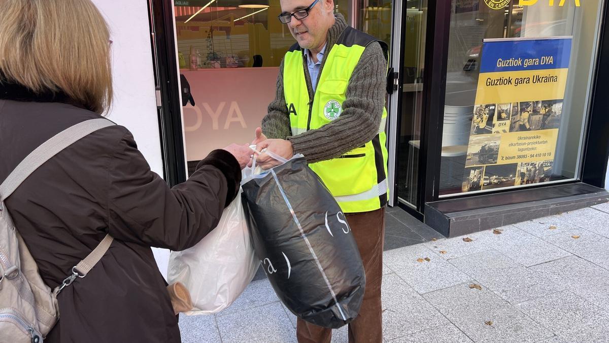 Voluntario de la DYA en la sede de Bilbao recibiendo las donaciones.