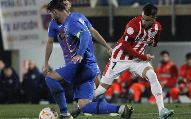 Berenguer pugna por el bal&oacute;n