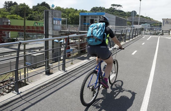 Un ciclista circula por el bidegorri que une Lasarte con Donostia