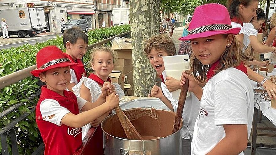 Los más pequeños ayudaron con el reparto del chocolate en el Paseo.