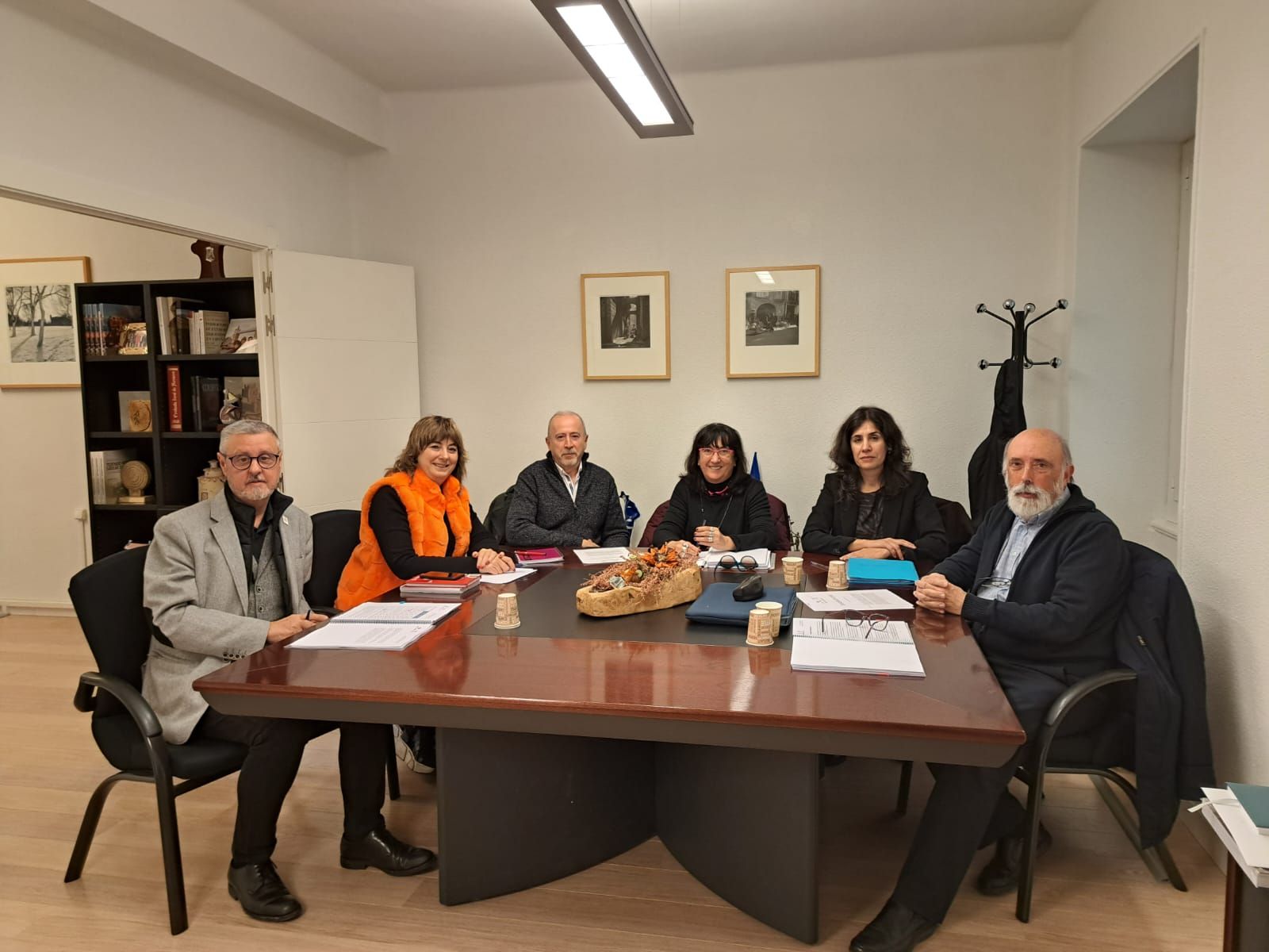 La consejera Ana Ollo, junto al director general Martín Zabalza, en la reunión con representantes del Instituto Vasco de Criminología.
