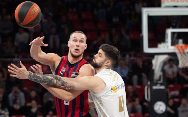 Sedekerskis pasa el balón en presencia de Yusta