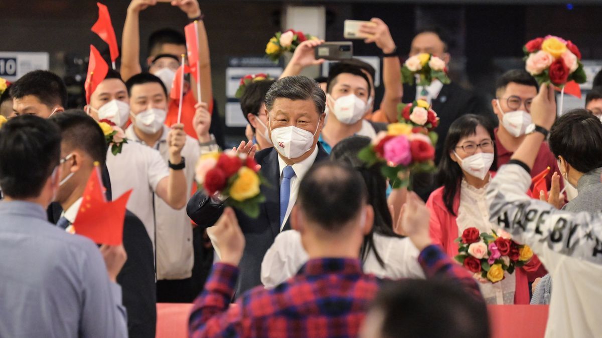 Xi Jinping saluda a sus simpatizantes en Hong Kong.