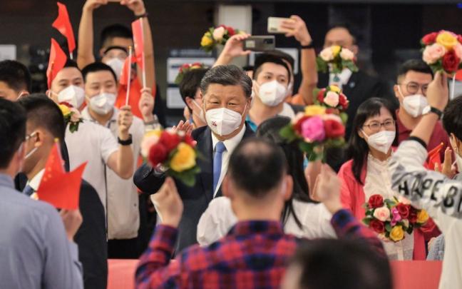 Xi Jinping saluda a sus simpatizantes en Hong Kong. Xi Jinping saluda a sus simpatizantes en Hong Kong.