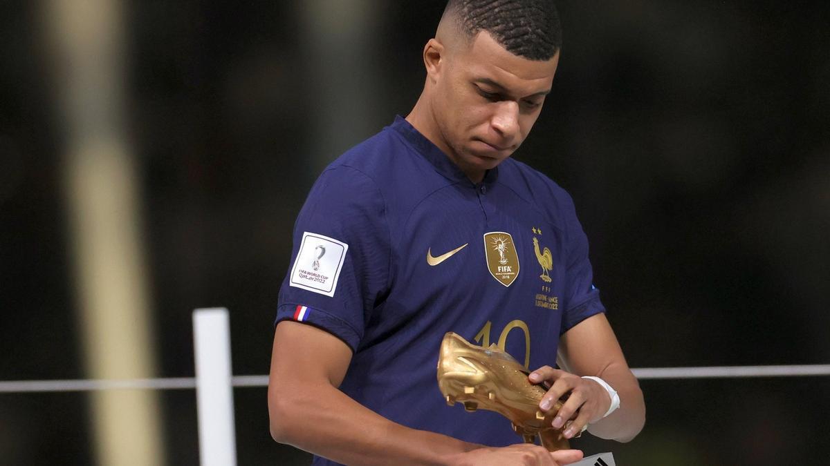 Kylian Mbappé observa con frustración la bota de oro que le consagra como pichichi del Mundial.