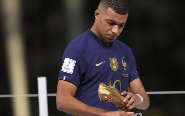 Kylian Mbappé observa con frustración la bota de oro que le consagra como pichichi del Mundial. Kylian Mbappé observa con frustración la bota de oro que le consagra como pichichi del Mundial.